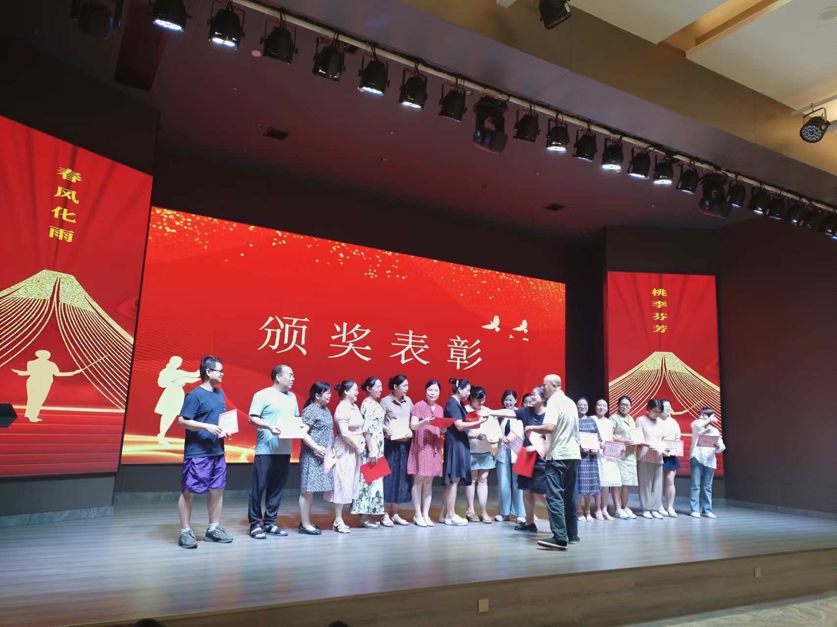 9月10日，曙光学校教师节文艺晚会在kaiyun开云官方网站-开云kaiyun（中国）
溢香园酒店举办